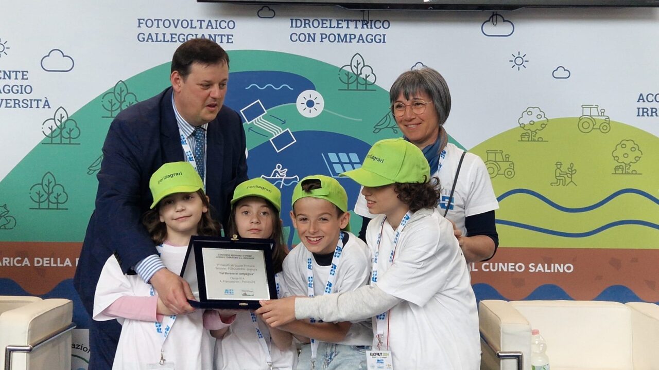 Lezioni al via tra clima che cambia e gestione dell’acqua al centro dei progetti in classe dei Consorzi di bonifica – Per ogni ordine e grado scolastico si rinnova e amplia per circa 7 mila studenti emiliano romagnoli il ciclo di attività dei Consorzi di bonifica grazie ai progetti di ANBI Emilia Romagna sostenuti dall’Ufficio Scolastico regionale