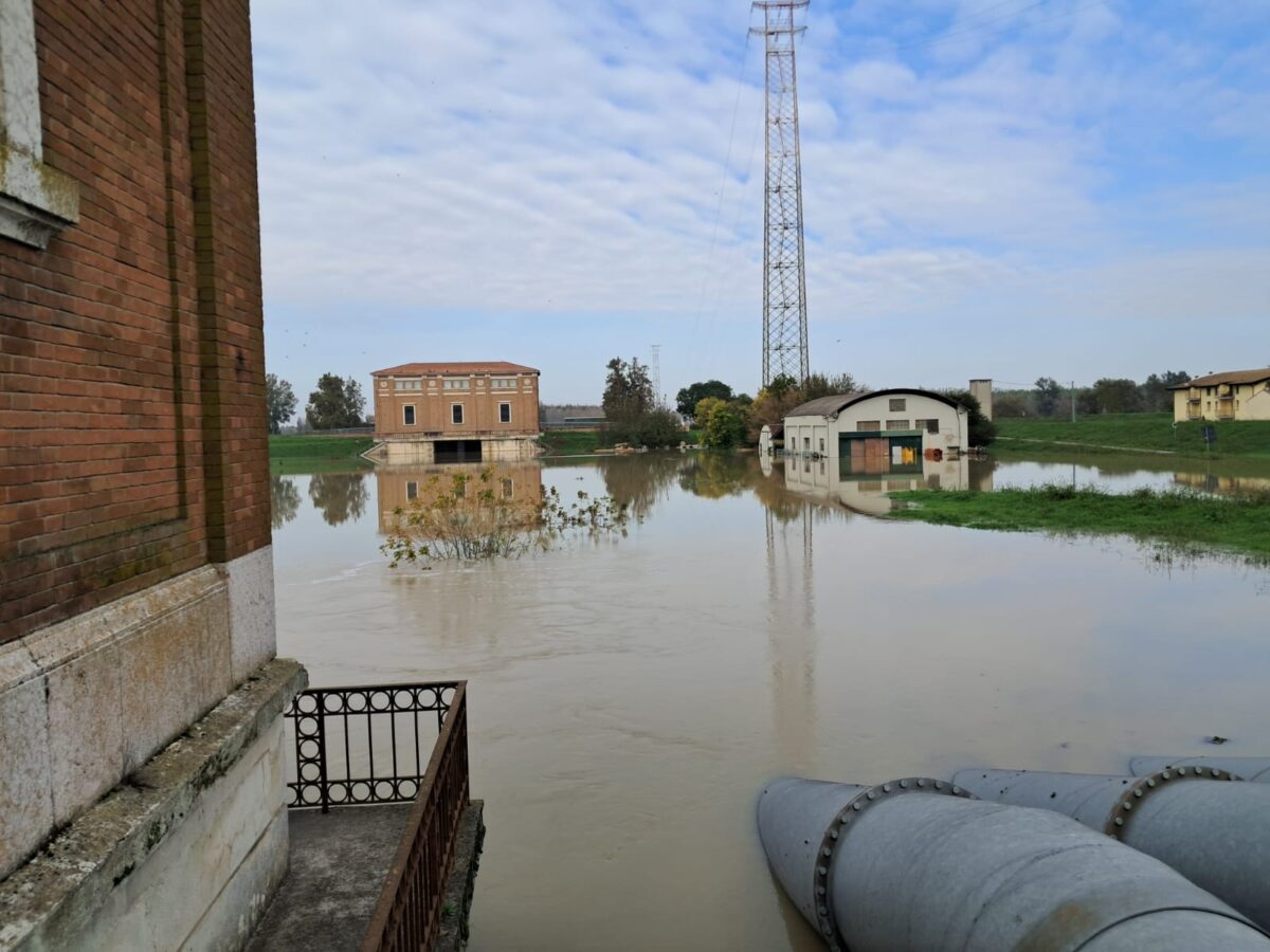 EMILIA CENTRALE, FUNZIONANO LE MANOVRE STRAORDINARIE A BORETTO PER FAR DEFLUIRE LA PIENA