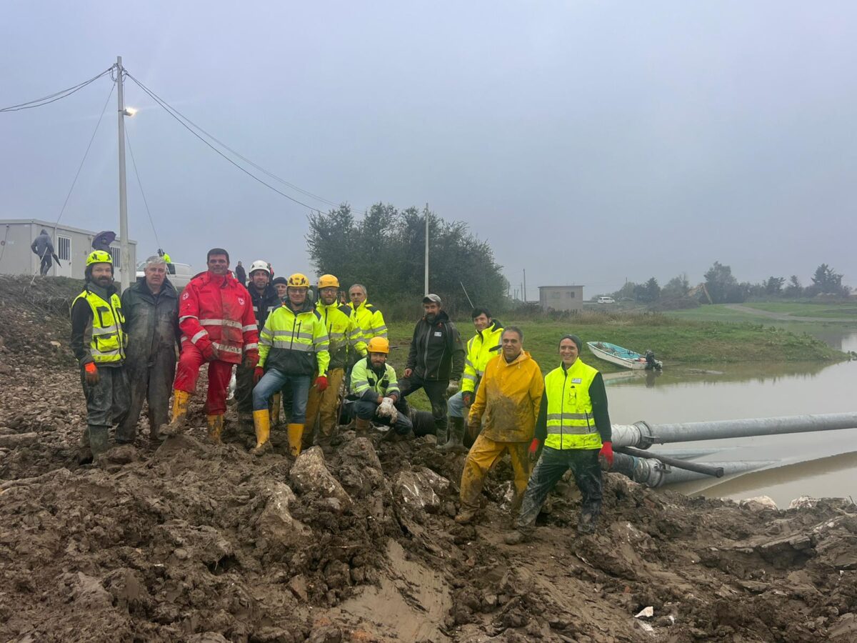 EMILIA CENTRALE, NOTTE DI SUPERLAVORO PER POSIZIONARE IL MAXI-IMPIANTO IDROVORO MOBILE A REGGIOLO