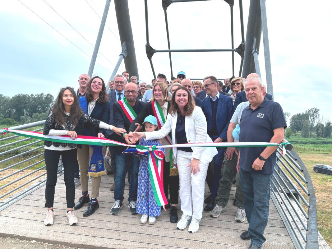 Inaugurata la condotta idraulica con ponte ciclopedonale sul fiume Reno